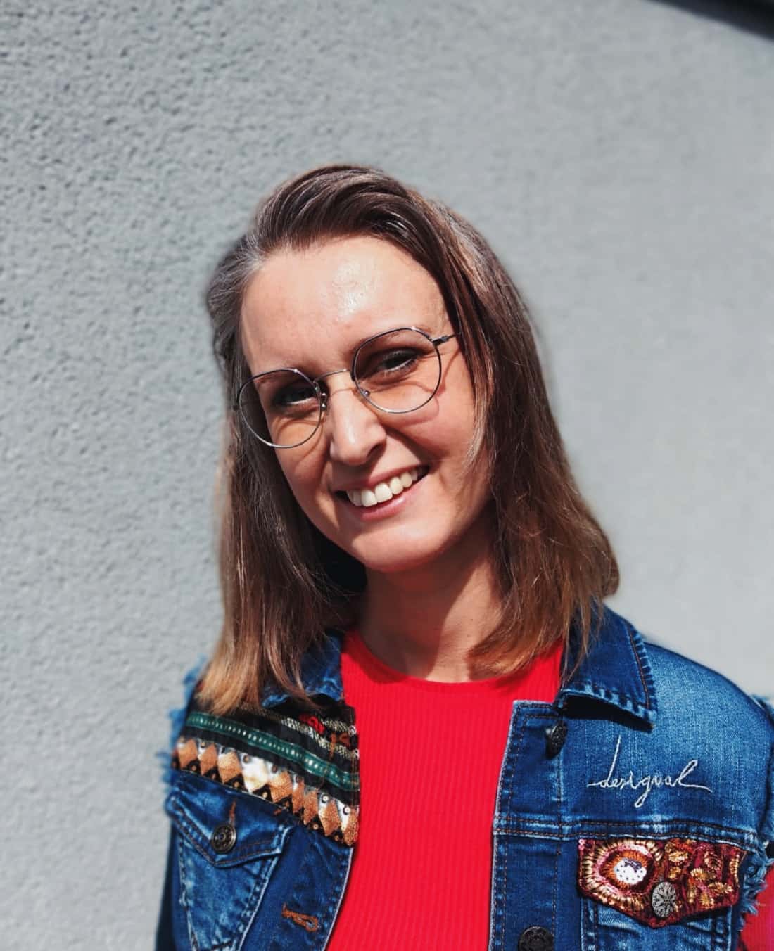 Potentieel portret van Hilke. Ze draagt een spijkerjas en rood shirt