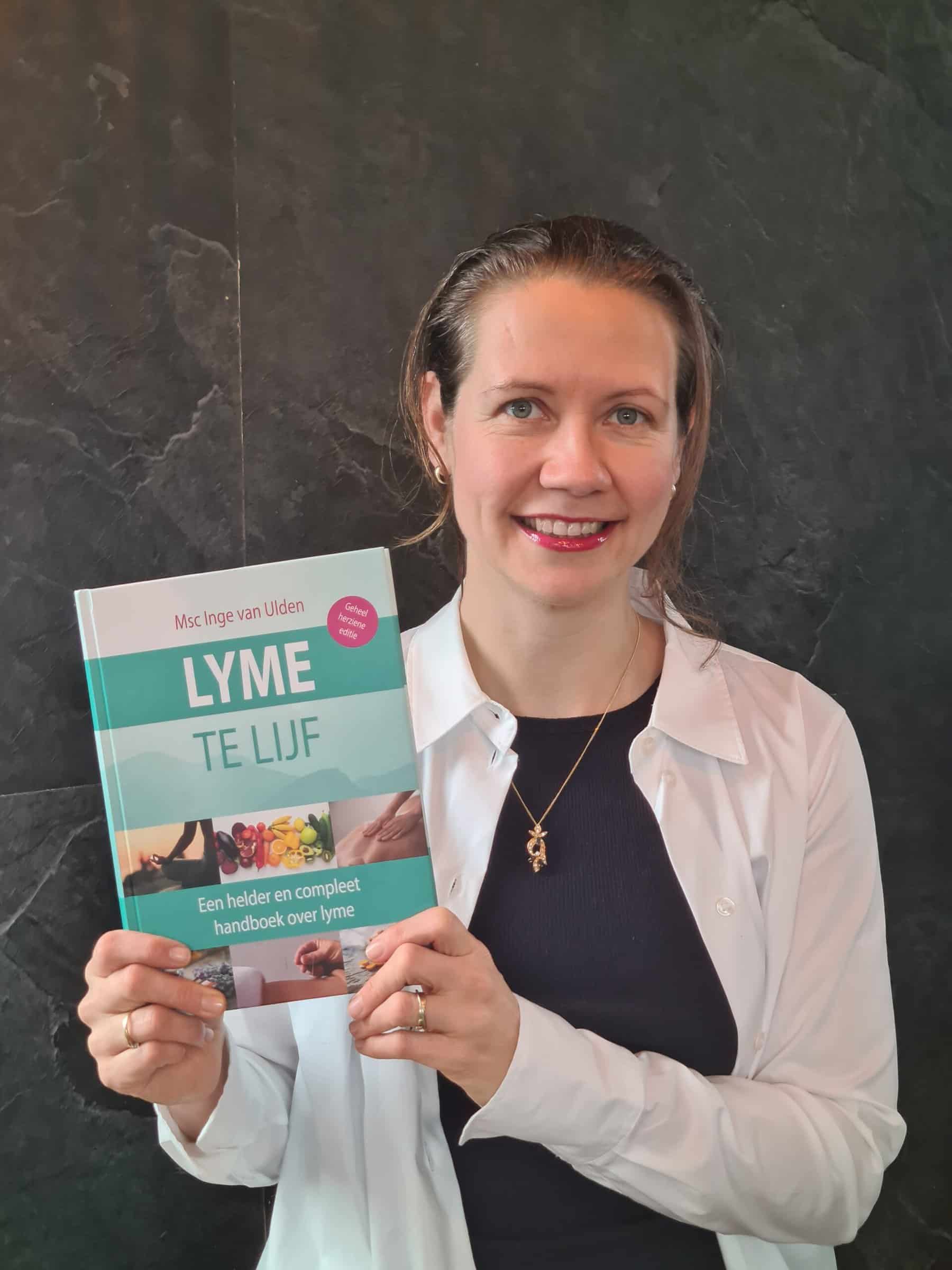 Inge van ulden met haar boek lyme te lijf